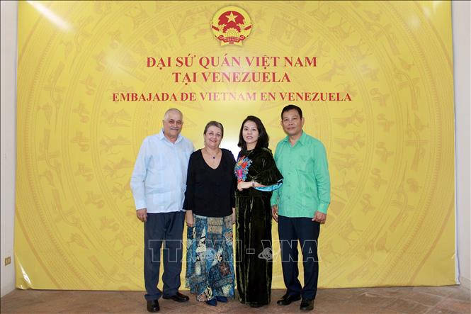 Đại sứ Cuba tại Venezuela Dagoberto Rodríguez và Đại sứ Vũ Trung Mỹ chụp ảnh chung cùng các phu nhân. Ảnh: ĐSQ Việt Nam tại Cuba