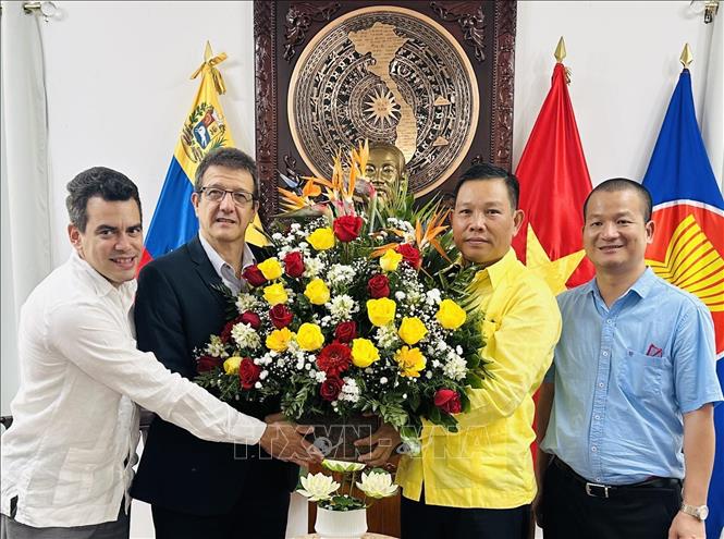 Đại sứ Cuba tại Venezuela Dagoberto Rodríguez tặng hoa Đại sứ Vũ Trung Mỹ nhân 80 năm Quốc khánh Việt Nam. Ảnh: ĐSQ Việt Nam tại Cuba