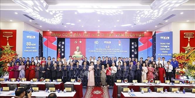 Tổng Bí thư Tô Lâm và các đồng chí lãnh đạo Đảng, Nhà nước và các đại biểu chụp ảnh chung. Ảnh: Doãn Tấn - TTXVN