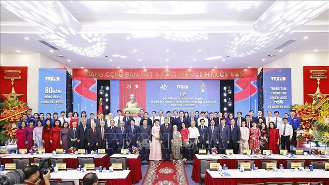 Tổng Bí thư Tô Lâm và các đồng chí lãnh đạo Đảng, Nhà nước và các đại biểu chụp ảnh chung. Ảnh: Doãn Tấn - TTXVN