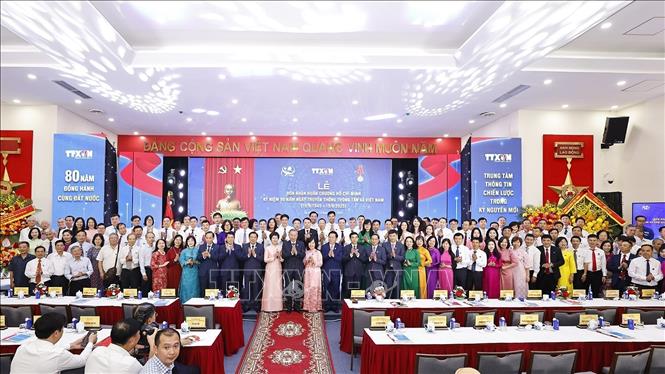 Tổng Bí thư Tô Lâm và các đồng chí lãnh đạo Đảng, Nhà nước và các đại biểu chụp ảnh chung. Ảnh: Doãn Tấn - TTXVN