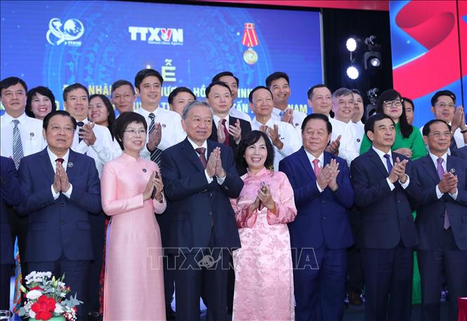 Tổng Bí thư Tô Lâm, các đồng chí lãnh đạo Đảng, Nhà nước với cán bộ, phóng viên TTXVN trong Lễ kỷ niệm. Ảnh: Trọng Đức - TTXVN