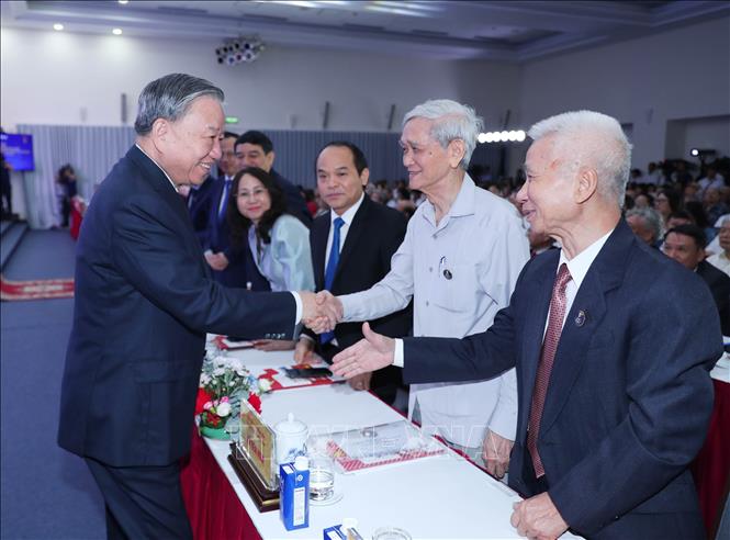 Tổng Bí thư Tô Lâm với các đồng chí nguyên lãnh đạo TTXVN tại Lễ kỷ niệm. Ảnh: Trọng Đức - TTXVN