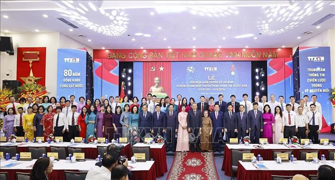 Tổng Bí thư Tô Lâm và các đồng chí lãnh đạo Đảng, Nhà nước và các đại biểu chụp ảnh chung. Ảnh: Doãn Tấn - TTXVN