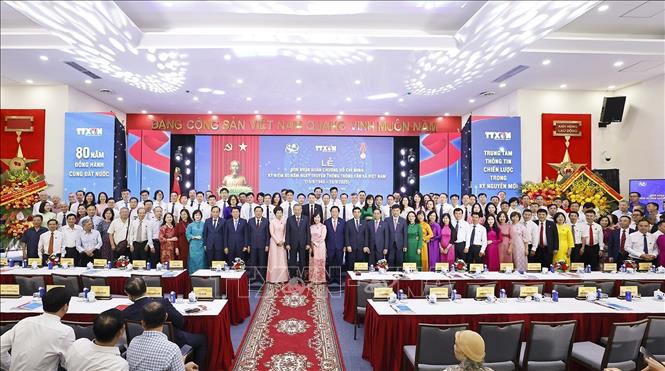 Tổng Bí thư Tô Lâm và các đồng chí lãnh đạo Đảng, Nhà nước và các đại biểu chụp ảnh chung. Ảnh: Doãn Tấn - TTXVN