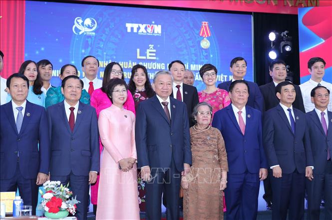 Tổng Bí thư Tô Lâm và các đồng chí lãnh đạo Đảng, Nhà nước với cán bộ, phóng viên TTXVN trong Lễ kỷ niệm. Ảnh: Trọng Đức - TTXVN