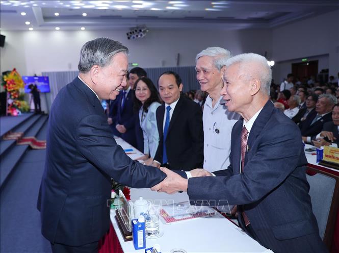 Tổng Bí thư Tô Lâm với các đồng chí nguyên lãnh đạo TTXVN tại Lễ kỷ niệm. Ảnh: Trọng Đức - TTXVN