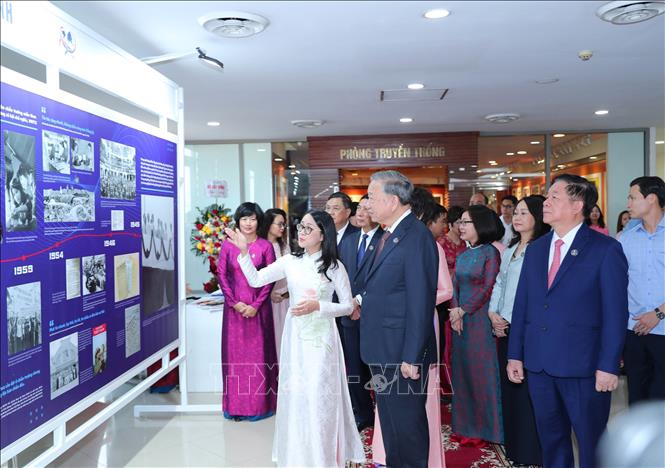 Tổng Bí thư Tô Lâm và các đại biểu tham quan triển lãm ảnh của TTXVN. Ảnh: Trọng Đức - TTXVN