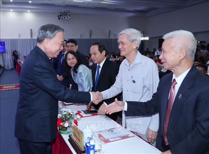 Tổng Bí thư Tô Lâm với các đồng chí nguyên lãnh đạo TTXVN tại Lễ kỷ niệm. Ảnh: Trọng Đức - TTXVN