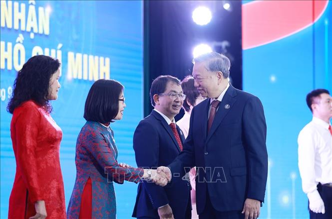 Tổng Bí thư Tô Lâm với Lãnh đạo Thông tấn xã Việt Nam. Ảnh: TTXVN