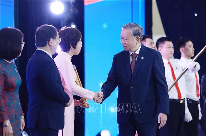 Tổng Bí thư Tô Lâm với Lãnh đạo Thông tấn xã Việt Nam. Ảnh: Doãn Tấn - TTXVN