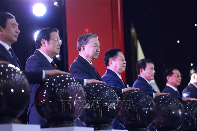 Tổng Bí thư Tô Lâm và các đồng chí lãnh đạo Đảng, Nhà nước thực hiện nghi thức khai trương trang thông tin Đại hội đại biểu toàn quốc lần thứ XIV của Đảng. Ảnh: Dương Giang-TTXVN