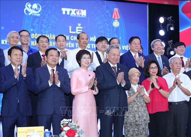 Tổng Bí thư Tô Lâm và các đồng chí lãnh đạo Đảng, Nhà nước với cán bộ, phóng viên TTXVN trong Lễ kỷ niệm. Ảnh: Trọng Đức - TTXVN