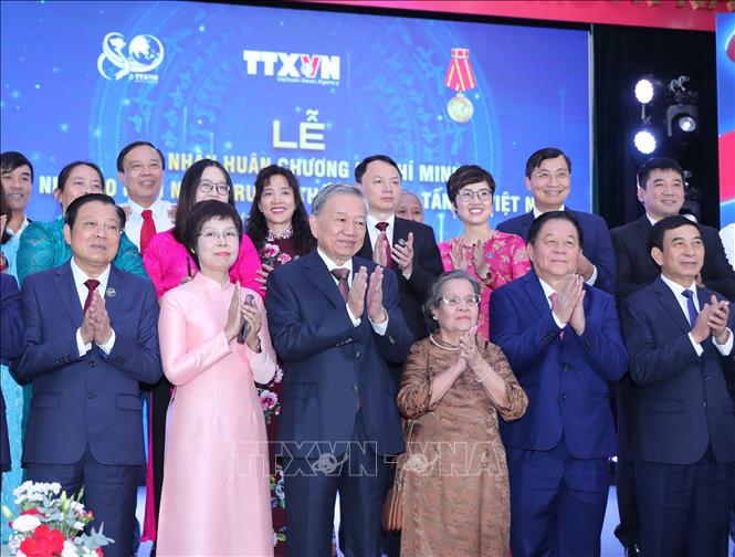 Tổng Bí thư Tô Lâm và các đồng chí lãnh đạo Đảng, Nhà nước với cán bộ, phóng viên TTXVN trong Lễ kỷ niệm. Ảnh: Trọng Đức - TTXVN