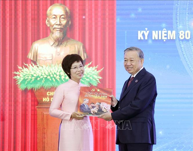 Tổng Giám đốc TTXVN Vũ Việt Trang trân trọng trao tặng Tổng Bí thư Tô Lâm sách ảnh 