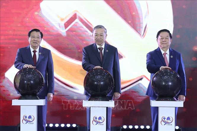 Tổng Bí thư Tô Lâm và các đồng chí lãnh đạo Đảng, Nhà nước thực hiện nghi thức khai trương Trang thông tin Đại hội đại biểu toàn quốc lần thứ XIV của Đảng. Ảnh: Thống Nhất - TTXVN