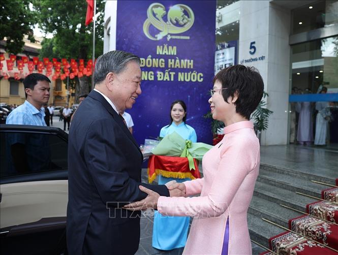 Tổng Giám đốc Vũ Việt Trang đón Tổng Bí thư Tô Lâm dự lễ kỷ niệm. Ảnh: Thống Nhất - TTXVN