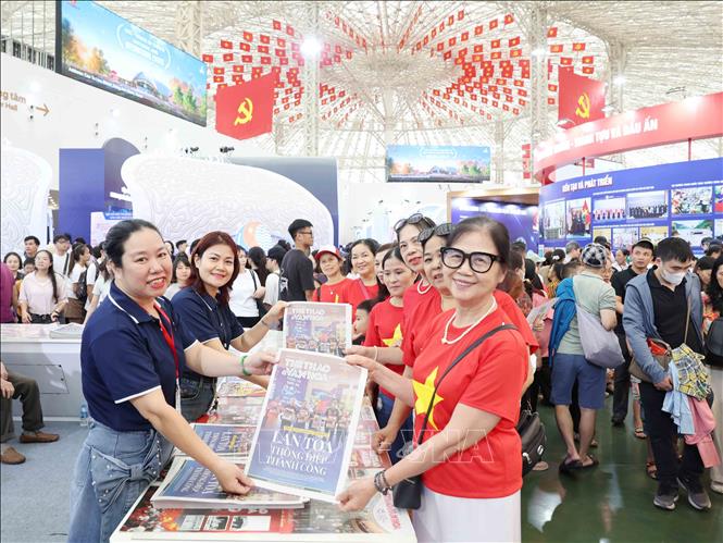 Đông đảo nhân dân đến nhận báo miễn phí tại không gian trưng bày Thông tấn xã Việt Nam. Ảnh: Phương Hoa - TTXVN
