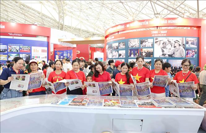 Đông đảo nhân dân đến nhận báo miễn phí tại không gian trưng bày Thông tấn xã Việt Nam. Ảnh: Phương Hoa - TTXVN