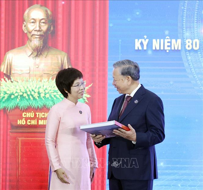 Tổng Giám đốc TTXVN Vũ Việt Trang trân trọng trao tặng Tổng Bí thư Tô Lâm cuốn sách ảnh 