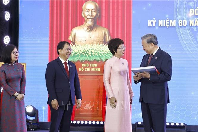 Tổng Giám đốc TTXVN Vũ Việt Trang trân trọng trao tặng Tổng Bí thư Tô Lâm cuốn sách ảnh 