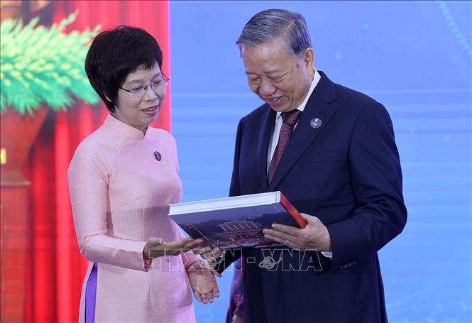 Tổng Giám đốc TTXVN Vũ Việt Trang trân trọng trao tặng Tổng Bí thư Tô Lâm cuốn sách ảnh 