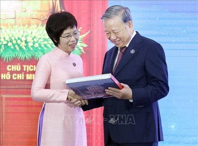 Tổng Giám đốc TTXVN Vũ Việt Trang trân trọng trao tặng Tổng Bí thư Tô Lâm cuốn sách ảnh 