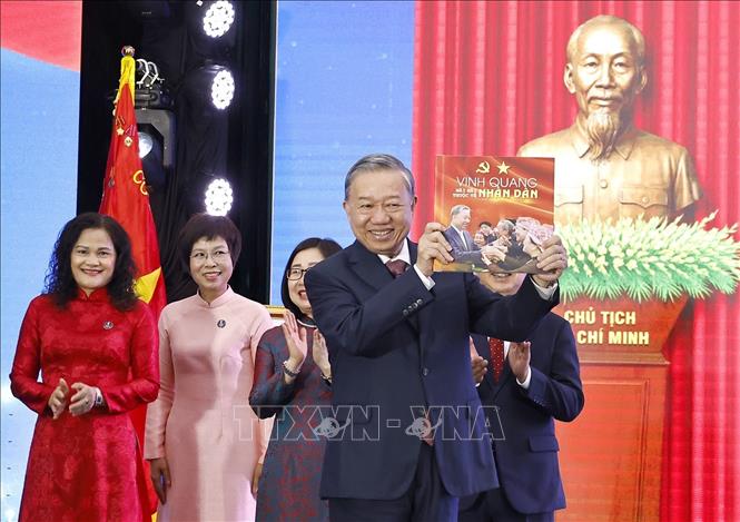 Tổng Bí thư Tô Lâm vui mừng đón nhận cuốn sách ảnh 