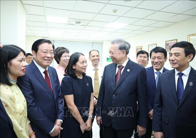 Tổng Bí thư Tô Lâm thăm Ban biên tập Tin trong nước. Ảnh: Thống Nhất – TTXVN