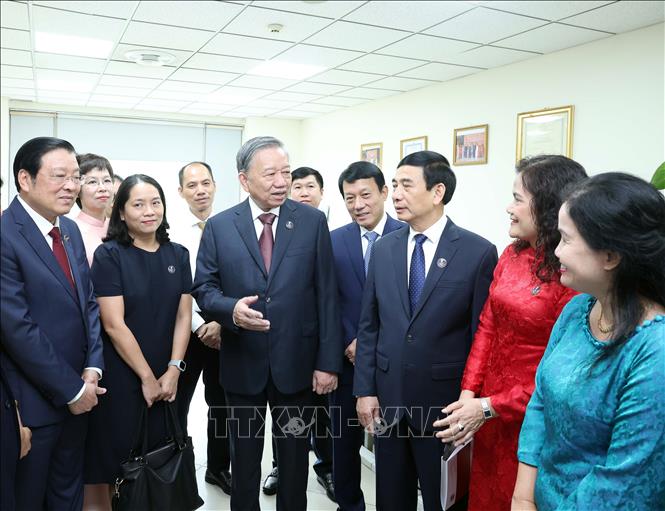Tổng Bí thư Tô Lâm thăm Ban biên tập Tin trong nước. Ảnh: Thống Nhất – TTXVN