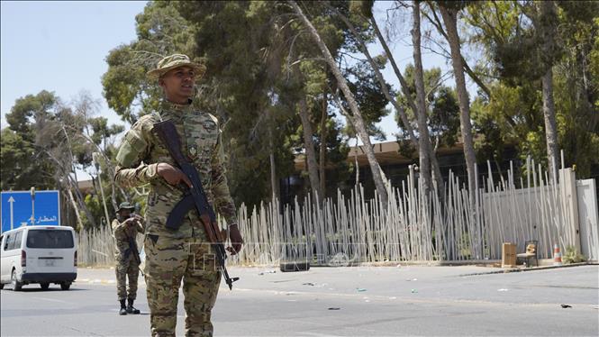 Lực lượng an ninh tuần tra tại thủ đô Tripoli, Libya ngày 13/5/2025. Ảnh: THX/TTXVN