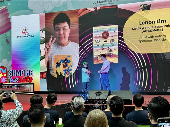 Màn trình diễn đầy nỗ lực của một nghệ sỹ mắc bệnh tự kỷ tại buổi khai mạc lễ hội. Ảnh: Đỗ Vân-PV TTXVN tại Singapore