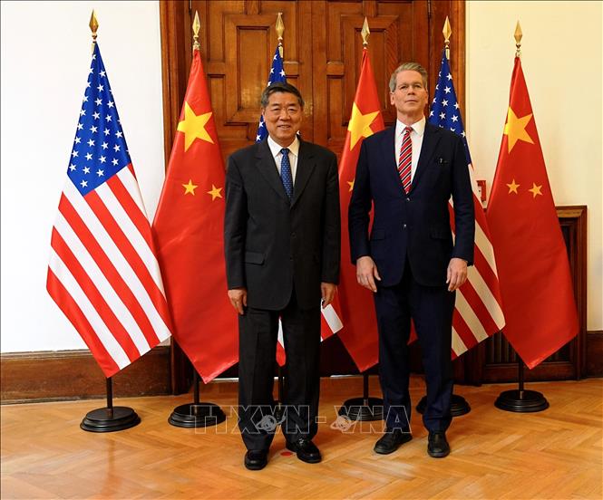 Phó Thủ tướng Trung Quốc Hà Lập Phong (trái) và Bộ trưởng Tài chính Mỹ Scott Bessent trong cuộc đàm phán tại Madrid, Tây Ban Nha ngày 14/9/2025. Ảnh: THX/TTXVN
