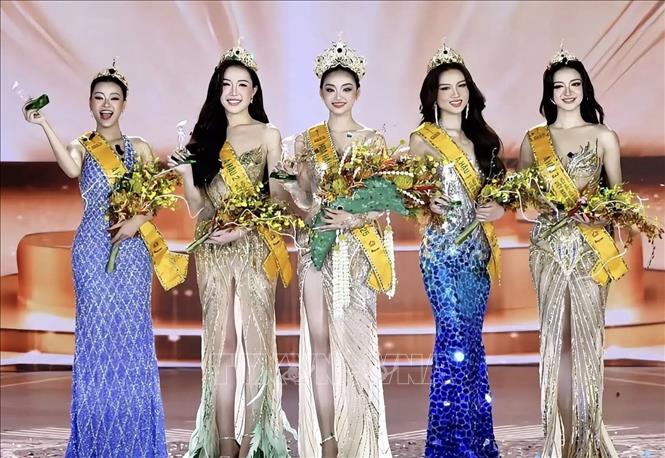 Top 5 của Hoa hậu Hòa bình Việt Nam 2025 tại chương trình. Ảnh: TTXVN phát