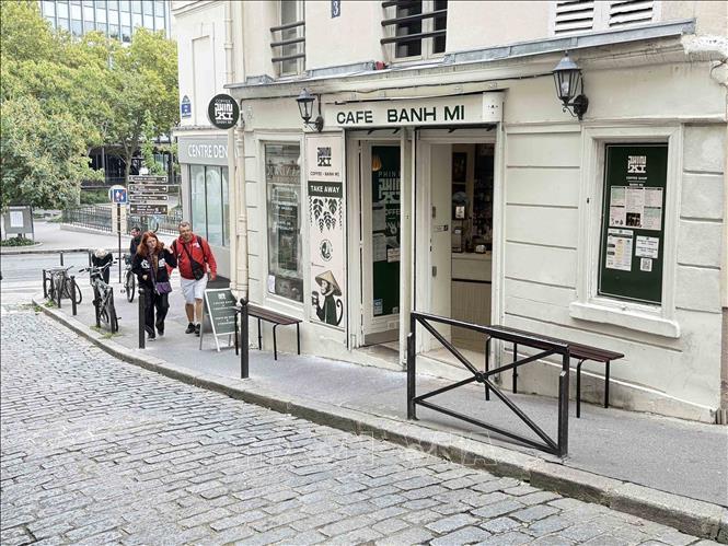 Nằm trong khu phố cổ Quartier Latin nổi tiếng với các trường đại học và đời sống sinh viên sôi động, quán cà phê “PHIN MI” ngày càng thu hút khách hàng đến thưởng thức cà phê pha phin và tìm hiểu văn hóa Việt. Ảnh: Hữu Chiến - P/v TTXVN tại Paris