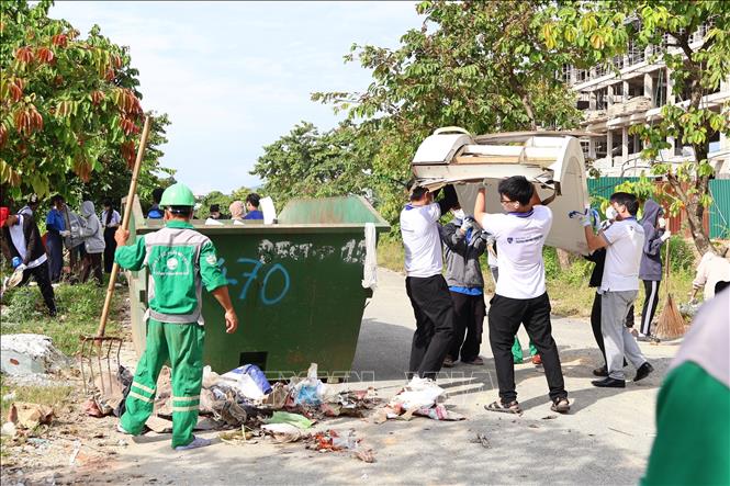 Students from the Hue University of Sciences take part in a campaign to remove the city's pollution hotspots. VNA Photo: Mai Trang