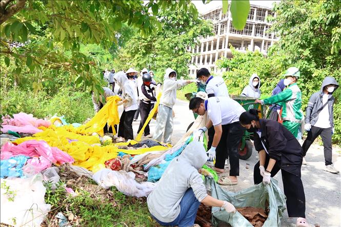 Students from the Hue University of Sciences take part in a campaign to remove the city's pollution hotspots. VNA Photo: Mai Trang