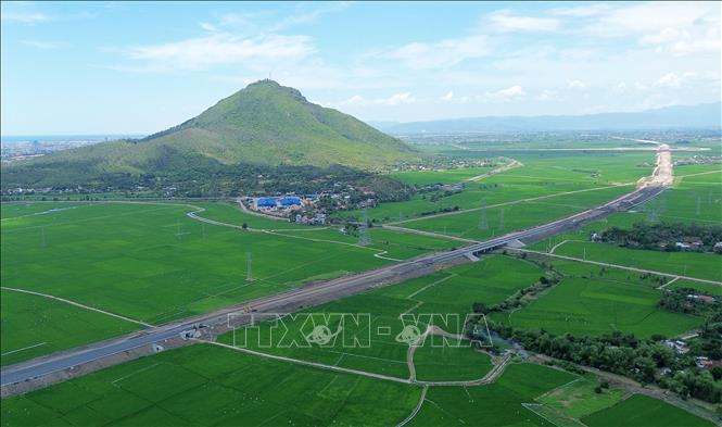 Nhiều đoạn tuyến đi qua cánh đồng lúa của người dân địa phương, tạo nên khung cảnh tuyệt đẹp. Ảnh: Quốc Khánh - TTXVN