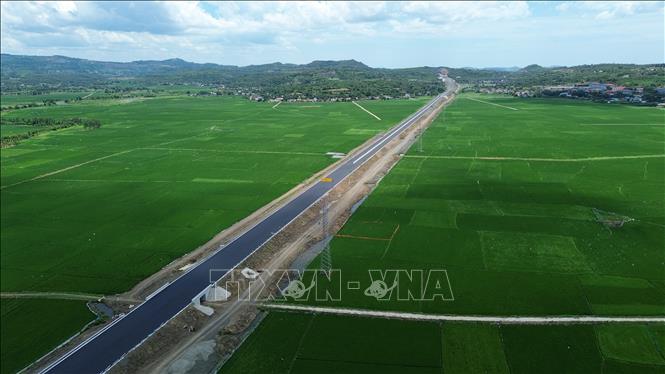 Nhiều đoạn tuyến đi qua cánh đồng lúa của người dân địa phương, tạo nên khung cảnh tuyệt đẹp. Ảnh: Quốc Khánh - TTXVN