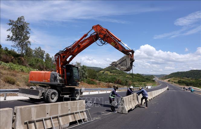 Lắp đặt hệ thống dải phân cách ứng trên tuyến. Ảnh: Quốc Khánh - TTXVN
