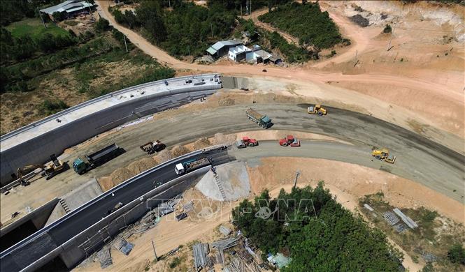 Nút giao liên thông đồng mức với Quốc lộ 1 tại Km1+177 (nút giao Chí Thạnh) đang được nhà thầu tập trung nhân lực, thiết bị máy móc đẩy nhanh tiến độ dự án. Ảnh: Quốc Khánh - TTXVN