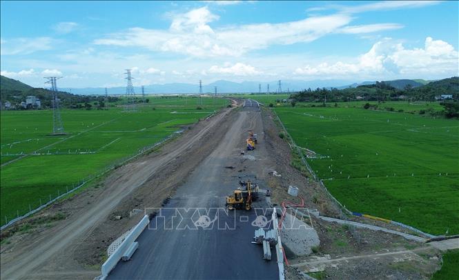  Nhà thầu triển khai dỡ tải 0,12/9,15km để thi công tuyến. Ảnh: Quốc Khánh - TTXVN