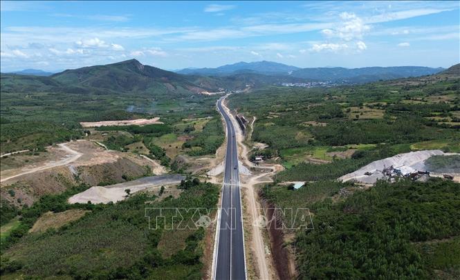 Cao tốc Chí Thạnh - Vân Phong là một trong các dự án thành phần cao tốc Bắc - Nam phía Đông giai đoạn 2021 - 2025, được thông tuyến cuối năm 2025. Các dự án này hoàn thành sẽ nối liền toàn trục cao tốc Bắc - Nam từ Lạng Sơn đến Cà Mau. Ảnh: Quốc Khánh - TTXVN