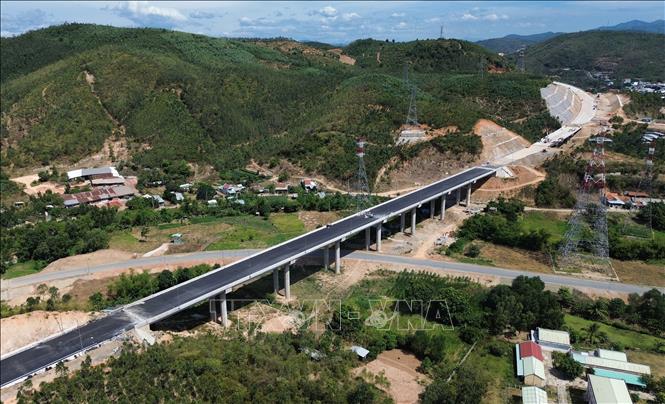 Hiện tại nhà thầu đã thi công xong 16/12 cầu trên tuyến, đang triển khai thi công bản mặt cầu. Ảnh: Quốc Khánh - TTXVN