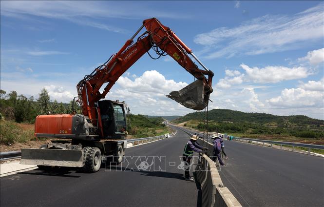 Lắp đặt hệ thống dải phân cách ứng trên tuyến. Ảnh: Quốc Khánh - TTXVN