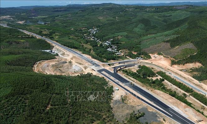 Đến giữa tháng 9/2025, một số hạng mục chính của dự án cơ bản được hoàn thành, phấn đấu thông tuyến vào cuối năm 2025. Ảnh: Quốc Khánh - TTXVN