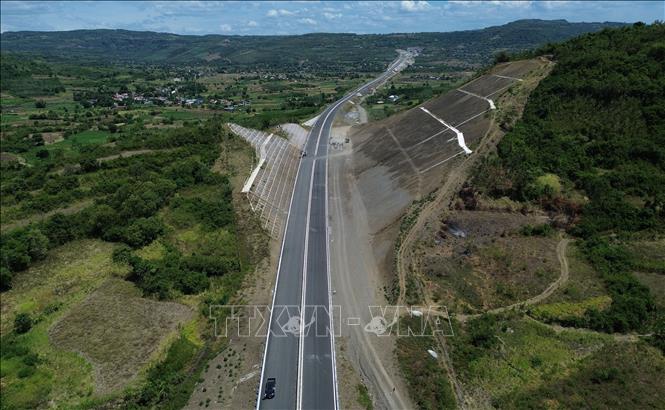 Để kịp tiến độ đề ra, các nhà thầu thi công sử dụng nhiều biện pháp nhằm đảm bảo tiến độ và chất lượng của dự án, đồng thời tạo điều kiện thuận lợi cho các nhà thầu trong quá trình thi công. Ảnh: Quốc Khánh - TTXVN