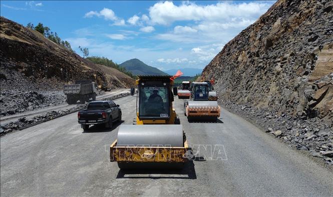 Nhà thầu hối hả thi công khi điều kiện thời tiết thuận lợi, đảm bảo thông tuyến vào cuối năm nay. Ảnh: Quốc Khánh - TTXVN