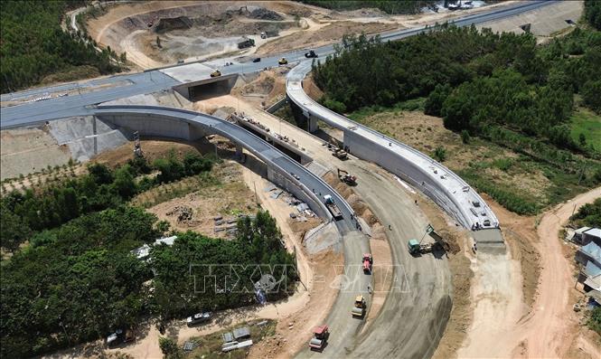 Nút giao liên thông đồng mức với Quốc lộ 1 tại Km1+177 (nút giao Chí Thạnh) đang được nhà thầu tập trung nhân lực, thiết bị máy móc để đẩy nhanh tiến độ dự án. Ảnh: Quốc Khánh - TTXVN