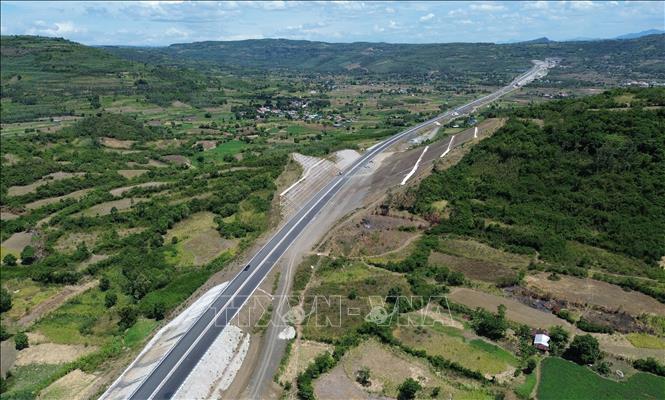 Cao tốc Chí Thạnh - Vân Phong là một trong các dự án thành phần cao tốc Bắc - Nam phía Đông giai đoạn 2021 - 2025, được thông tuyến cuối năm 2025. Các dự án này hoàn thành sẽ nối liền toàn trục cao tốc Bắc - Nam từ Lạng Sơn đến Cà Mau. Ảnh: Quốc Khánh - TTXVN